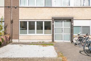 Instapklaar gelijkvloers appartement met ruim terras en tuintje op toplocatie in Ekeren.Op zoek naar een knus en instap klaar appartement met een buitenruimte om volop van te genieten? Dit charmante gelijkvloerse appartement in Ekeren combineert comfortabel wonen met een uitstekende ligging.Het appartement beschikt over twee slaapkamers, een vernieuwde badkamer en een praktische keuken, waardoor je meteen kan intrekken en genieten van alle comfort.Een absolute troef is het ruime terras met aansluitend tuintje en praktisch tuinhuis. Een heerlijke plek om te ontspannen, gezellig buiten te eten of te genieten van zonnige dagen.Ook de ligging is bijzonder aantrekkelijk. Gelegen op een uiterst gunstige locatie in Ekeren, met een vlotte bereikbaarheid en scholen en openbaar vervoer in de nabije omgeving. Bovendien bevindt het prachtige park Hof De Bist zich vlakbij, ideaal voor een ontspannende wandeling of een momentje in het groen.Een gezellig, instap klaar appartement met een aangename buitenruimte en alles binnen handbereik. Ideaal voor wie comfortabel en zorgeloos wil wonen op een uitstekende locatie in Ekeren!Graag een bezoek inplannen?☎️ 0472 74 03 15✉️ wim@lefevervastgoed.beWeergegeven oppervlakte is overgenomen van het EPC en louter indicatief.