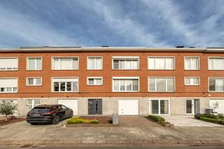 <p>Une maison pratique avec jardin dans un quartier calme et accueillant pour les enfants</p><p> </p><p>Entre le centre d'Ekeren et le majestueux Mariaburg se trouve la Vogelkersstraat, un quartier tranquille où les enfants peuvent encore jouer dans la rue et où les voisins se connaissent bien. Ici, vous vivez à distance de vélo des magasins, des écoles et à distance de marche des transports publics. La piste cyclable est juste au coin de la rue.</p><p> </p><p>Voici une maison unifamiliale, pleine de lumière, d'espace et parfaitement entretenue. Construite à la fin des années 1960, elle a été conservée et rénovée avec amour au fil des ans.</p><p> </p><p>Pourquoi vous voulez vivre ici</p><p> </p><p>-<span><span>      </span> Rue calme et sans issue - sûre et adaptée aux enfants</span></p><p>-<span><span>      </span> Jardin accueillant avec abri</span></p><p>-<span><span>      </span> Espace de vie lumineux avec parquet et cheminée</span></p><p>-<span><span>      </span> Garage et pièce de rangement supplémentaire pour un grand espace de stockage</span></p><p>-<span><span>      </span> Proche des écoles, des magasins et de la charmante ville de Mariaburg</span></p><p> </p><p>La maison vous accueille avec un hall d'entrée pratique au rez-de-chaussée, avec accès au garage et à la salle technique et de lavage. A l'arrière se trouve le jardin, un espace vert pour se détendre ou jouer.</p><p> </p><p>Au premier étage, vous trouverez l'espace de vie lumineux, doté de magnifiques parquets et d'une cheminée qui attire le regard.</p><p>Les grandes fenêtres apportent généreusement la lumière du jour et créent une sensation d'ouverture et d'aération. La cuisine est équipée de tous les appareils électroménagers et des toilettes séparées se trouvent dans le hall d'entrée.</p><p> </p><p>L'étage supérieur offre trois chambres confortables et une salle de bain avec douche.</p><p> </p><p>Découvrez cette propriété sur www.sinjoor.be ou prenez rendez-vous pour une visite. stad@sinjoor. be - 03 283 05 00.</p>
