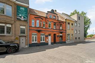 Bent u op zoek naar <strong>een woning te koop in Ingelmunster met tuin</strong>, praktische indeling en een uitstekende ligging? Dan biedt deze <strong>op te frissen gezinswoning </strong>een interessante opportuniteit voor starters, gezinnen of investeerders.<br /><br />De woning geniet van een aangename ligging nabij de vaart en beschikt over parkeermogelijkheden vlak voor de deur. Dankzij de vlotte bereikbaarheid en de nabijheid van dagelijkse voorzieningen combineert deze woning rust met comfort.<br /><br />Via de inkomhal komt u in de leefruimte, bestaande uit een gezellige woonkamer en salon. Aansluitend bevindt zich de keuken met ontbijthoek, een ideale plek voor het dagelijkse gezinsleven. Verder beschikt de woning over een veranda die zorgt voor extra lichtinval en een aangename overgang vormt naar de buitenruimte. Ook de badkamer bevindt zich op het gelijkvloers.<br /><br />Op de eerste verdieping vindt u de nachthal, drie slaapkamers en een afzonderlijk toilet. Via een trap bereikt u de zolder, die extra bergruimte biedt en mogelijkheden creëert naar de toekomst toe.<br />Buiten kunt u genieten van een tuin met terras, waar het heerlijk vertoeven is tijdens zonnige dagen.<br /><br /><u>Troeven van deze woning:</u><br />*Goede ligging nabij de vaart<br />*Parkeermogelijkheid voor de deur<br />*3 volwaardige slaapkamers<br />*Keuken met ontbijthoek<br />*Veranda met veel lichtinval<br />*Tuin met terras<br />*Zolder voor extra opslagruimte<br />*Op te frissen naar eigen smaak<br />*Interessant voor starters, gezinnen of investeerders<br /><br />Deze woning biedt een uitstekende basis voor wie op zoek is naar <strong>een betaalbare gezinswoning </strong>in Ingelmunster met buitenruimte en potentieel. Dankzij de ruime indeling, de tuin en de gegeerde ligging vormt dit pand een mooie kans op de vastgoedmarkt.<br /><br /><strong>Interesse? Contacteer ons voor meer informatie of een bezoek ter plaatse en ontdek zelf de mogelijkheden van deze woning.</strong>