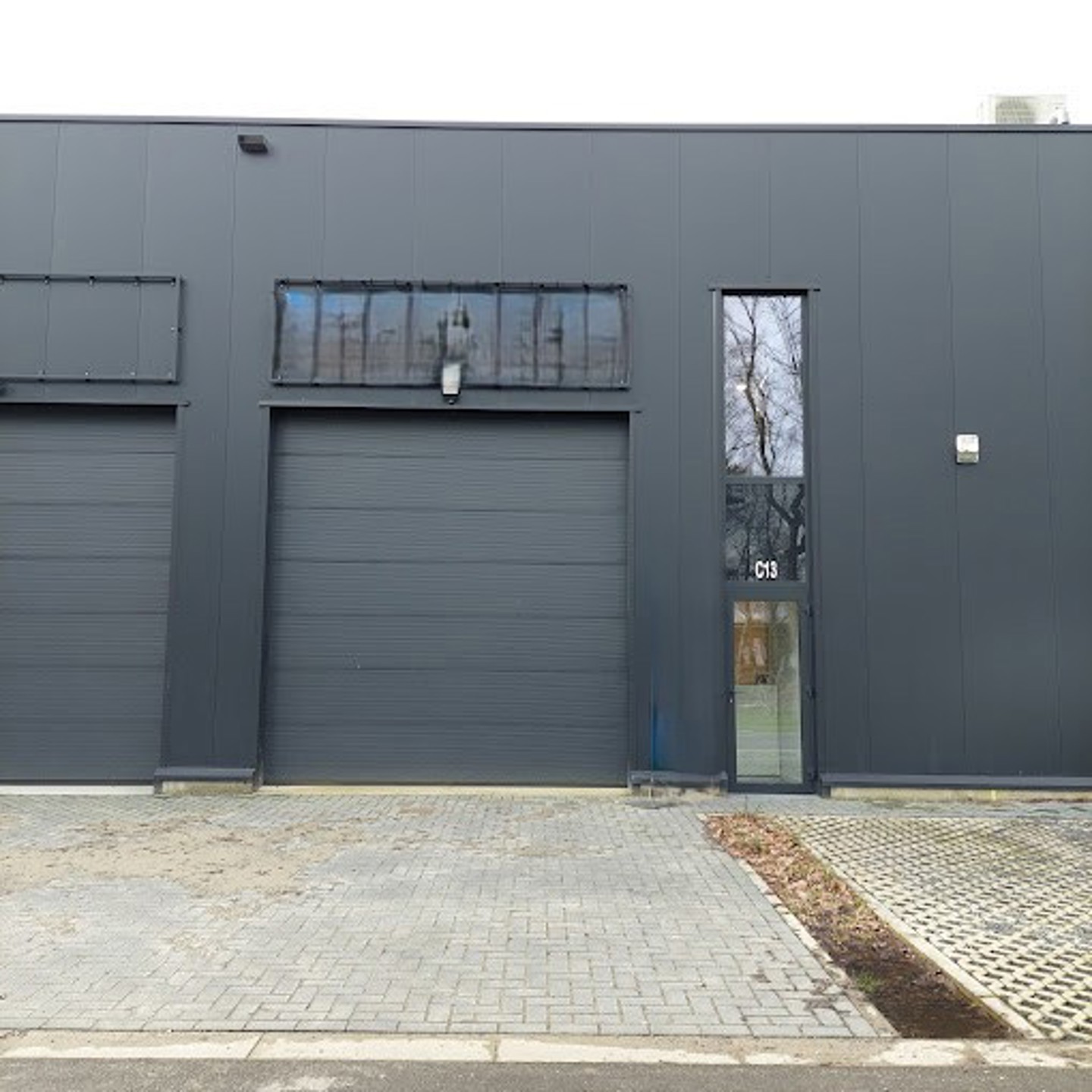 Magazijn en kantoor in het KMO Park "De Gieterij" te Genk. - foto 5