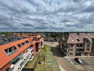 Jong 2-slaapkamerappartement vlakbij het station van Harelbeke. Gelegen op de 5de verdieping (met lift) en bestaande uit een ruime inkomhal, berging/wasplaats, apart toilet, badkamer en 2 volwaardige slaapkamers. Woonkamer met open keuken en een ruim terras met mooi verzicht. Bovengrondse autostaanplaats achteraan het gebouw is inbegrepen in de huur.<br />Beschikbaar uiterlijk 1 september. Huurprijs: 735 €/maand +75 € syndic= 810 €. Afspraken enkel per mail.