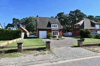 Open bebouwing met 5 slaapkamers op een absolute top locatie <br /><br />Indeling : inkomhal , woonkamer , eetplaats , keuken , hal , slaapkamer , badkamer . <br />Verdiep : 4 slaapkamers .<br /><br />Dubbele garage + 2 bergplaatsen . <br /><br />Mooi ruim perceel van maar liefst 940 m² ! <br /><br />Absolute Top Locatie , rustige gelegen in het groen en toch op wandelafstand van school , winkels , apotheek .. <br /><br />Renovatieverplichting van toepassing.<br />Attesten te downloaden op onze website.<br /><br />