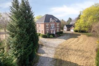 Deze karaktervolle woning is gunstig gelegen in Mol-Wezel en biedt een vlotte verbinding naar omliggende gehuchten, gemeenten, de Zuiderring en Nederland.<br /><br />Bij binnenkomst via de statige inkomhal, voorzien van een vestiaireruimte en een gastentoilet, leidt een dubbele deur naar de ruime woonkamer. Deze is opgedeeld in een zithoek en een eethoek, met grote raampartijen aan de voor- en achterzijde die zorgen voor overvloedig natuurlijk licht. De open haard voegt extra gezelligheid toe. Een tweede leefruimte aan de tuinzijde is perfect bruikbaar als extra zithoek, bureau of hobbyruimte en biedt directe toegang tot het terras. Verder bevindt zich op het gelijkvloers een ruime keuken en geeft de zij-inkom toegang tot een douchecel en een extra toilet.<br /><br />Op de eerste verdieping geeft de nachthal uit op vier slaapkamers, een badkamer, een extra toilet en een berging. Een vaste trap leidt naar de zolderverdieping, waar nog drie ruime slaapkamers, een berging en een zolderkamer aanwezig zijn.<br /><br />De woning is volledig onderkelderd, wat tal van mogelijkheden biedt voor renovatie en extra opslagruimte.<br /><br />De royale tuin kan volledig naar eigen smaak worden ingericht en biedt dankzij de ruime oppervlakte heel wat mogelijkheden. Bovendien is het perceel langs de achterzijde bereikbaar. De twee bijgebouwen kunnen dienst doen als garage of extra opslagruimte.<br /><br />Deze villa wordt vermeld in de Inventaris Onroerend Erfgoed als een woning met een verhoogde middentravee. Dit betekent echter niet dat het pand als beschermd erfgoed erkend is. Bescherming als monument of stadsgezicht vereist een specifieke procedure en officiële erkenning.<br /><br />Mits de nodige renovatiewerken kan deze unieke woning worden omgevormd tot een echte parel!<br /><br />Dit pand is onderworpen aan de renovatieverplichting van de Vlaamse overheid voor niet-residentiële gebouwen (behoudens bij sloop binnen 5 jaar na de aankoop). Consulteer voor meer informatie de website van het Vlaams Energie- en Klimaatagentschap via https://www.vlaanderen.be/een-woning-kopen/renovatieverplichting-voor-residentiele-gebouwen-vanaf-2023.<br /><br />— Stedenbouwkundige inlichtingen in aanvraag —