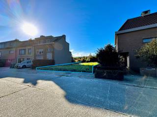 Dit mooi perceel van 357 vierkante meter, geschikt voor HALFOPEN BEBOUWING, is gelegen op een TOPlocatie aan het centrum van Destelbergen. De...