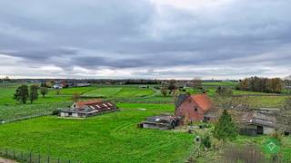 Rustig gelegen alleenstaande woning op een grondoppervlakte van 8.507 m² en bestaande uit: living - keuken - bureau - berging - wasplaats -...
