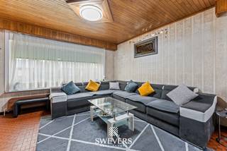 Voor meer info en foto’s, surf naar www.swevers.be – In een rustige straat in Zolder vind je deze verrassend ruime open bebouwing met maar liefst...