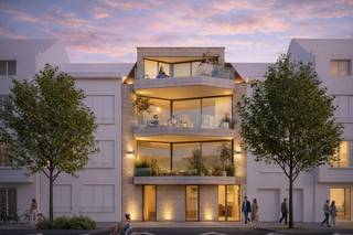 In de stijlvolle nieuwbouwresidentie “Finion”, gelegen in de charmante Bondgenotenlaan te Heist-aan-Zee, bieden wij u een prachtig gelijkvloers appartement met privatieve tuin aan. Deze woonst combineert hedendaags comfort met een uiterst centrale ligging, op wandelafstand van winkels, het station en het strand.<br /><br />Het appartement beschikt over een bruikbare vloeroppervlakte van 101 m², aangevuld met een ruim terras van 23 m² en een fraai aangelegde tuin van 70 m². Dankzij de zuidwestelijke oriëntatie geniet u hier volop van de zon, van de namiddag tot in de avond – ideaal om te ontspannen of gasten te ontvangen.<br /><br />De indeling is praktisch en doordacht: een ruime en lichtrijke leefruimte met directe toegang tot terras en tuin, een open en volledig ingerichte keuken, een bijkeuken/wasplaats, een gastentoilet, twee slaapkamers aan de straatzijde en een moderne badkamer met inloopdouche.<br /><br />Dankzij de hoogwaardige afwerking en de energiezuinige bouw biedt dit appartement een bijzonder aangename en duurzame woonkwaliteit. De kleinschalige residentie en de topligging maken dit appartement perfect geschikt als vaste woonst én als tweede verblijf aan zee.<br /><br />Aankoop aan 6% BTW mogelijk.<br /><br />Meer informatie of een afspraak?<br />📞 Contacteer ons via 050/89.27.70