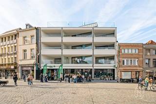 <p>Pal in het centrum van Doornik – Residentie De Lille: een modern kwalitatief nieuwbouwproject met 13 appartementen. <br /><br />Ruim, licht en afgewerkt met duurzame kwaliteitsmaterialen, zuidgerichte terrassen met zicht op de kathedraal. <br />Stijlvolle afwerking en dit op een toplocatie: dé perfecte investering in jouw toekomst.<br /><br />De appartementen zijn voorzien van een moderne look, vloerverwarming, dubbele beglazing en ruime terrassen. Dankzij de centrale ligging vlak bij de markt geniet je van alle voorzieningen binnen handbereik.<br />Mogelijkheid aankopen ondergrondse staanplaatsen en bergingen. <br /><br />Verlaagd btw-tarief van 6% (mits voldoen aan de voorwaarden) mogelijk – een unieke kans om betaalbaar te investeren in kwalitatief wonen!<br /><br />Voor meer informatie en/of bezoekje, contacteer ons op guido@immobeguin.be</p>