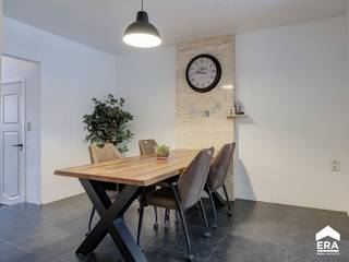 Instapklare woning met 4 slaapkamers in TongerenOp een steenworp van het centrum van Tongeren vinden we deze gerenoveerde woning terug.In de directe...