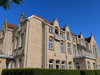 <span>gelegen in het prachtige historische gebouw <strong>residentie 't Keizershof in Diksmuide</strong>, zijnde een voormalige school met klooster en kapel<br /><br />in het volle centrum en toch uiterst rustig en mooi gelegen<br />op wandelafstand van de Grote Markt<br />appartement op de 2de verdieping<br />met mogelijkheid tot het aankopen of bijhuren van een extra garage en/of fietsenstalling(en)<br /><br /><u>afwerking en indeling</u></span>
<ul>
	<li><span><strong>casco of afgewerkt</strong> : de eigendom wordt momenteel <strong>casco (ruwbouw)</strong> te koop aangeboden, maar kan desgewenst ook <strong>gedeeltelijk of volledig afgewerkt</strong> worden aangekocht.</span></li>
	<li><span><strong>afwerking op maat</strong> : de koper bepaalt zelf de gewenste afwerkingsgraad. Ook de realisatie van een balkon en/of terras behoort tot de mogelijkheden.</span></li>
	<li><span><strong>vraagprijs</strong> : de vermelde vraagprijs heeft betrekking op de verkoop in de huidige casco toestand (ruwbouw), zonder nieuwe ramen en zonder balkon of terras. Bij een verdere afwerking wordt de verkoopprijs in onderling overleg bepaald, afhankelijk van de gekozen afwerking.</span></li>
	<li><span><strong>vrije indeling</strong> : de voorgestelde indeling op de plannen is louter illustratief. De koper kan deze, binnen de technische en stedenbouwkundige mogelijkheden, volledig aanpassen aan zijn of haar eigen wensen.</span></li>
</ul>
<br /><span><u>afmetingen</u><br />alle vermelde afmetingen, oppervlaktes, plannen en indelingen zijn louter indicatief en kunnen afwijken van de werkelijke uitvoering, ze zijn niet contractueel<br /><br />huidige toestand :</span>

<ul>
	<li><span>bruto oppervlakte : 44,90 m²</span></li>
	<li><span>netto oppervlakte : 41,60 m²</span></li>
	<li><span>terras/balkon : 0 m²</span></li>
</ul>
<span>volgens ontwerp :</span>

<ul>
	<li><span>bruto oppervlakte : 79,40 m² (= 44,90 m² + 34,50 m²)</span></li>
	<li><span>netto oppervlakte : 67,70 m² (= 39,40 m² + 28,30 m²)</span></li>
	<li><span>terras/balkon : 13,60 m² (= 3,40 m² + 10,20 m²)</span></li>
</ul>