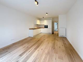Brussel: Appartement op de 3de verdieping (80m² + 6m² terras) met 2 slaapkamers op de Tour &amp; Taxis site in het gebouw "Newport" gelegen naast het Park Tour &amp; Taxis, één van de grootste stadsparken in Brussel met recreatieruimte. Zeer vlotte bereikbaarheid met het openbaar vervoer (metro en bus) en op wandelafstand van het Noordstation via de Suzan Danielbrug.<br /><br />Indeling van het pand: <br />Blikvanger van het appartement is de ruime woonkamer met open keuken en het terras. Beide slaapkamers zijn te bereiken via de inkomhal waar zich ook de berging bevindt, alsook de badkamer met douche en toilet.  <br />De keuken is volledig uitgerust en voorzien van hoogwaardig materiaal.<br /><br />Er is een private ondergrondse berging bij het appartement inbegrepen.<br /><br />Gemeenschappelijke kosten in de vorm van een provisie bedragen €200. Hierin zitten de gemeenschappelijke kosten voor het gebouw alsook de kosten voor water &amp; gas. Elektriciteit is individueel af te sluiten. <br /><br />Spreekt dit pand je aan? Dien dan een bezoekaanvraag in via de website.