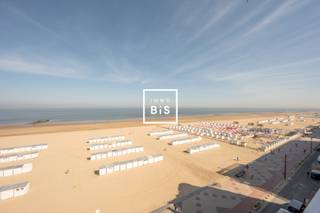 Cet appartement exceptionnel de 201m² vous offre une expérience de vie exclusive dans un emplacement de premier choix au Zoute.<br /><br />Disposition : <br />Hall d'entrée élégant avec toilettes invités et vestiaire. Le spacieux et lumineux salon est baigné de lumière naturelle grâce à ses impressionnantes baies vitrées et offre une magnifique vue panoramique sur la mer. La terrasse s'étend sur toute la largeur de l'appartement et constitue un endroit idéal pour profiter de la vue. Vous trouverez ensuite un coin repas chaleureux et une cuisine ouverte, équipée de tout le confort moderne. De plus, l'appartement dispose de deux espaces de rangement pratiques.<br />À l'arrière se trouve la chambre principale spacieuse, avec un grand dressing et un accès à une grande terrasse ensoleillée offrant une belle vue dégagée.<br />Sur la mezzanine se trouve un espace bureau avec des placards intégrés, où vous pourrez également profiter de la vue spectaculaire sur la mer. Il y a également des toilettes séparées, un espace de rangement supplémentaire et une buanderie efficacement aménagée. À l'arrière, vous trouverez deux chambres à coucher complètes, chacune équipée de placards intégrés et d'une salle de bains ou d'une salle de douche privative.<br />Contactez-nous pour plus d'info's ou pour planifier votre visite 050 63 20 40