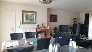 Dit knusse appartement (87m²) is gelegen op de 1e VD. Indeling : <span>living, keuken, berging, badkamer, toilet, 2 slaapkamers, terras en garage.<br />Beschikbaar vanaf 1/9/2026. EPC score : 266 kWh/m²jaar, label C. <br />Voor info of aanvragen bezichtiging : gelieve te mailen naar is.waasmunster@skynet.be of tel. 0495/733419.</span><br />