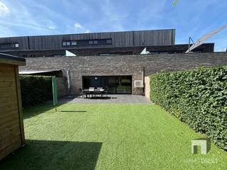 <p><span>Bent u op zoek naar comfortabel gelijkvloers wonen, zonder in te boeten aan ruimte, licht en buitengevoel? </span></p><p><span>Dan is dit ruime appartement (° 2018 ) van 122 m² in Bekkevoort absoluut een bezoek waard. </span></p><p><span> </span></p><p><span>Troeven<br /></span><span><br />Gelijkvloers appartement van 122 m²<br />3 volwaardige slaapkamers<br />Zuidgerichte tuin van 80 m²<br />Tuin met groen en landelijk uitzicht<br />Grote ondergrondse garagebox<br />Rustige ligging in Bekkevoort<br />Op amper 500 meter van de oprit E40 Brussel – Genk – Aken<br />Ideaal voor gelijkvloers wonen, jonge gezinnen of wie kleiner wil wonen zonder comfortverlies<br /><br /></span></p><p><span>Met drie slaapkamers, een zuidgerichte tuin van 80 m² en een grote ondergrondse garagebox combineert dit pand het gemak van een appartement met het wooncomfort van een woning.<br />Rustige en landelijke ligging, met zicht op groen vanuit de tuin. </span></p><p><span>De oprit van de E40 richting Brussel, Genk en Aken bevindt zich op nauwelijks 500 meter, een snelle verbinding naar omliggende steden en gemeenten.<br />De leefruimtes zijn royaal opgevat en bieden tal van mogelijkheden om het appartement naar eigen smaak in te richten. </span></p><p><span>Dankzij de gelijkvloerse indeling geniet u van maximaal gebruiksgemak: geen trappen, geen gedoe, comfortabel wonen op één niveau.<br />Met drie slaapkamers is dit appartement bijzonder veelzijdig. Het is perfect voor wie bewust kiest voor gelijkvloers wonen, maar toch voldoende ruimte wenst voor logés, hobby, bureau of dressing. </span></p><p><span>Ook jonge gezinnen vinden hier een praktische woonoplossing met voldoende kamers en een fijne tuin waar kinderen veilig kunnen spelen.<br />De zuidgerichte tuin vormt een echte troef. Hier geniet u van rust, zon en privacy, met een groen uitzicht dat het landelijke karakter van de omgeving helemaal tot zijn recht laat komen. </span></p><p><span>Een ochtendkoffie, een gezellige barbecue of gewoon ontspannen in de zon? Deze tuin maakt het allemaal mogelijk.<br />Ook praktisch zit het goed: de ruime ondergrondse garagebox biedt plaats voor uw wagen, fietsen en extra bergruimte. <br />Dit appartement spreekt verschillende doelgroepen aan: mensen die hun woning willen inruilen voor een onderhoudsvriendelijker appartement, kopers die absoluut gelijkvloers willen wonen, maar ook jonge gezinnen die de combinatie zoeken van ruimte, tuin en bereikbaarheid.<br /><br /></span></p><p><span>Interesse?<br />Wilt u dit ruime gelijkvloerse appartement in Bekkevoort zelf ontdekken? </span></p><p><span>Immo Diest<br />Hasseltsestraat 17, 3290 Diest<br /><span>info@immodiest.be</span></span><span><br />+32 13 31 25 22<br /><span>www.immodiest.be</span></span><span> </span></p><p><span> </span></p><p><span>Beter nog, bel mij op 0498 52 64 52 of mail naar jan.vanonckelen@immodiest.be.</span></p><p><span>Ik geef je een persoonlijke rondleiding. </span></p><p><span> </span></p><p><span> </span></p>