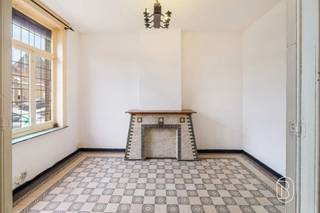 <p> </p><p>Te renoveren rijwoning, gelegen nabij alle voorzieningen: A8, winkels, scholen, station, enz.</p><p>De woning is als volgt ingedeeld:</p><p><strong>Kelder:</strong> een praktische en gezonde kelder.</p><p><strong>Gelijkvloers:</strong> twee mooie leefruimtes, een niet-uitgeruste keuken, toilet, een doucheruimte en toegang tot een bijgebouw van 35 m² voor extra opslagruimte.</p><p><strong>1ste verdieping:</strong> 2 mooie ruime slaapkamers.</p><p><strong>2de verdieping:</strong> 1 grote zolder die kan worden ingericht als extra slaapkamer.</p><p><strong>Buiten:</strong> een aangename kleine tuin.</p><p>Zeker een bezoek waard! Ideaal als investering met verhuurdoel of als eerste aankoop!</p><p>Informatie en bezoeken via anne-sophie@immobeguin.be</p>