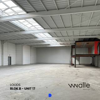 Karaktervolle industriële site met magazijnen, ateliers, showrooms en kantoren in de wijk Walle, ten zuiden van de historische binnenstad...