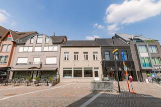 This unique, renovated commercial property is located on Torhout's market square. Thanks to its central location and busy daily footfall,...