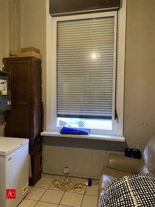 <p>Zeer centraal gelegen starterswoning met 2 slaapkamers en zolderruimte.</p><p>Dit totaal te renoveren pand is op zoek naar een paar gouden handen die van dit huis terug een echte thuis wil maken, <br />gelegen op een steenworp van de Grote Markt met tal van buurtwinkels en openbaar vervoer en scholen.<br />De indeling is als volgt: inkomhal, bureau, leefruimte, keuken, badkamer, toilet, bergruimte.<br />Op de eerste verdieping vinden we nog 2 ruime slaapkamers en toegang naar de zolderruimte die eventueel<br />ook kan dienen als extra slaapkamer of hobbyruimte.</p><p>De woning beschikt over een EPC label F, bijgevolg rust er een renovatieplicht op het goed, waarin de koper binnen de 6 jaar verplicht is om energetisch<br />te renoveren naar minstens energielabel D.</p><p>Neem vandaag nog contact op om deze woning te bezichtigen.</p>
