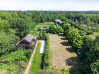 <p><span> </span></p><p><span>Complexe équestre à rénover dans un endroit très central.</span></p><p><span> </span></p><p><span>A quelques centaines de mètres de la bretelle de l'autoroute E19, ce complexe équestre performant est situé sur un terrain d'une superficie totale d'environ 10 771m².</span></p><p><span> </span></p><p><span>On accède à la propriété par une longue allée arborée jusqu'à une place centrale où se trouve le bâtiment principal composé d'un grand garage avec un appartement au-dessus, d'une zone d'écuries avec 9 boxes (environ 3x3,5m), d'une aire de lavage avec solarium et d'un manège couvert d'environ 29 x 15 m avec sol en géopad.</span></p><p><span>Au-dessus des écuries, il y a un grand grenier idéal comme espace de stockage ou grenier à foin. Au-dessus du garage se trouve un appartement rafraîchissable d'environ 80m² avec salle de séjour et cuisine, chambre et salle de bains. </span></p><p><span> </span></p><p><span>Autres installations</span></p><p><span>La propriété comprend un certain nombre de prés et de paddocks, sept écuries extérieures, une aire de lavage, un tapis roulant couvert pour quatre chevaux et un manège extérieur d'environ 20 x 60 m avec sol à flux et reflux (à rénover). </span></p><p><span> </span></p><p><span>Détails</span></p><p><span>Cette propriété offre de nombreuses possibilités pour le professionnel ou l'amateur de chevaux ambitieux. Sous réserve de quelques travaux de rénovation et de rafraîchissement, un bel emplacement.</span></p><p><span>Cette propriété est soumise à l'obligation de rénovation. Les bâtiments avec une étiquette énergétique E ou F doivent être équipés de mesures d'économie d'énergie dans les cinq ans suivant l'achat afin d'obtenir au moins une étiquette D. </span></p><p><span>Situation du permis : Le bien est situé en partie sur le territoire de Brasschaat et en partie sur le territoire de la commune de Brecht. Les structures existantes, telles que le rond de longe et le marcheur, ont été construites sans permis. La commune de Brecht a toutefois accordé un permis pour la construction d'une écurie avec manège couvert et un permis d'environnement pour l'élevage de chevaux a également été délivré.</span></p><p><span> </span></p><p><span>Plus d'informations via notre bureau</span></p><p><span> </span></p>