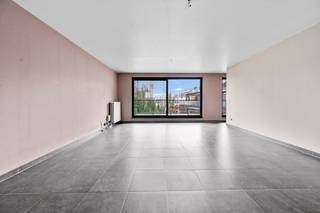 RUIM APPARTEMENT MET 3 SLAAPKAMERS , ZEER GROOT TERRAS MET ZICHT OP GROENGELEGEN OP DE 1 STE VERD MET LIFT VLAKBIJ GEZELLIG KERKPLEINhal, ruime...