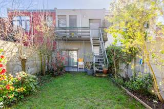 Deze ruime woning is gelegen op toplocatie te Merksem. Hier is er een zee van ruimte en mogelijkheid om wonen en werken te combineren of voor kangeroewoning! De inkomhal geeft toegang naar de grote garage met smeerput en automatische poort. Er is een mooie ruimte(mogelijks 2 slaapkamers) of een woonkamer of werkplek. Wasplaats. Hier toegang tot het terras en de mooie tuin.Er is hier ook een keuken. Op de 1ste verdieping heb je de volledig uitgeruste, ruime en uiterst gezellige leef-keuken met gasstoof . Vanuit de keuken toegang naar de tuin! Er is een grote living met veel lichtinval waar het heerlijk vertoeven is, hier ook een gasstoof. Aanpalend de ruime eetkamer. Er is een moderne grote volledig betegelde badkamer met inloopdouche, dubbele lavabo met kasten, handdoek-droger en toilet. Op de 2de verdieping zijn er 2 grote slaapkamers. Er is een droge bruikbare kelder. Voortuin met plaats voor 1 wagen. Zonnepanelen. Tuin met mooi zonne-terras en grote planten,privacy! Kortom, dit is de ideale plek om je thuis van te maken! Epc Label C 238kWh/m2, Arei conform elektriciteit, Asbestveilig. Absoluut de moeite een bezoekje ter plaatse te brengen! Meer info: www.domus-imobilien.be of bel Irene 0475/653581. 