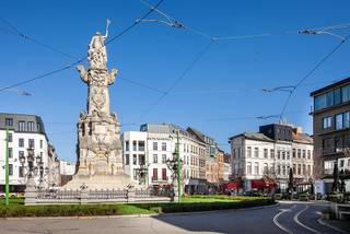In een charmante zijstraat van de iconische Marnixplaats, verscholen in de rust maar op loopafstand van het bruisende stadsleven, vindt u deze uitzonderlijk ingerichte penthouse. Een zeldzame vondst, waar verfijnde materialen, lichte ruimtes en een zonnig terras samenkomen voor een zeer elegant en intiem woonverhaal.<br /><br />Deze penthouse werd ingericht door de interieur architecte, Cy Peys. Zij heeft een luxueuze afwerking, een praktische inrichting en een optimaal gebruik van de ruimtes kunnen combineren in deze stijlvolle penthouse.<br /><br />Via de hal met ingemaakte kastenwand bereikt men de leefruimte met hoge plafonds en veel lichtinval. Deze is met verfijnde smaak ingericht.<br />De open keuken met kookeiland is uitgerust met hoogwaardige apparatuur (combinatieoven, koelkast, diepvriezer, vaatwasser, kookplaat en weggeborgen wasmachine), een Corian werkblad en veel opbergruimte. Achter de keuken bevindt zich een handige bergruimte waar zich de aansluiting voor de droogkast bevindt.<br /><br />Via een stijlvolle zwevende trap bereikt men de slaapruimte in de mezzanine. De royale badkamer met bad, douche, een design wastafel en toilet baadt in het licht net zoals alle andere ruimten in het appartement.<br /><br />Op het terras met zicht op de kathedraal kan je in de namiddag genieten van de zon. De terrasmeubelen werden op maat gemaakt. Het terras is omgeven door ingebouwde plantenbakken.<br /><br />Een private kelder completeert het aanbod.<br /><br />Gelegen op één van de meest gewilde locaties van de stad, op steenworp afstand van trendy restaurants en winkels. Licht en ruimte zijn de sleutelwoorden vanaf de entree van dit penthouse. De afwerking is op maat gemaakt met hoogwaardige materialen: eiken parketvloer, ingemaakte kasten en airconditioning.