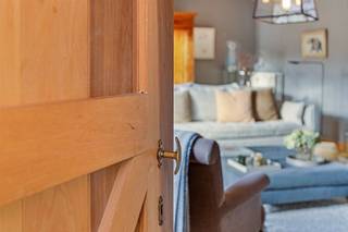 Deze karaktervolle woning geniet absolute privacy en ligt in een groene, rustige omgeving op wandelafstand van het dorpscentrum van...