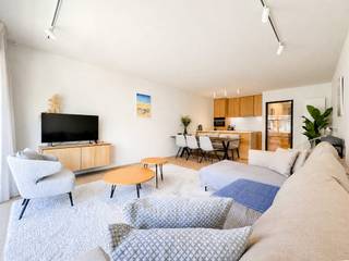 Dit mooi gerenoveerd appartement is centraal gelegen in Knokke, op wandelafstand van de Lippenslaan en op een steenworp van het Zegemeer. <br /><br />Bij het binnenkomen wordt u verwelkomd in een inkomhal met een afzonderlijk gastentoilet, een vestiaire en een praktische berging/wasplaats. <br />De open, volledig uitgeruste keuken sluit naadloos aan op de ruime en lichtrijke leefruimte. Aan de voorkant bevindt zich het westgericht terras. <br />Verder beschikt het appartement over twee volwaardige slaapkamers, die beide uitgeven op het rustige terras aan de achterzijde. <br />De ruime badkamer beschikt over een douche en een lavabo. <br /><br />Er is ook een gemeenschappelijke fietsenberging voorzien in het gebouw. <br />Mogelijkheid tot het kopen of huren van een garage in de nabije omgeving.<br /><br />stedenbouwkundige inlichtingen en maatregelenregister in aanvraag<br /><br />Aarzel niet om ons te contacteren voor meer info: tel.: 050 62 44 14 of via knokke@immax.be