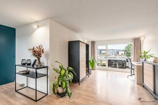 <h2><span>Ruim duplexappartement met 2 slaapkamers, mezzanine, terras, garagebox en autostaanplaats</span></h2><p><span>Op een centrale ligging in </span><span>Sint-Antonius-Zoersel</span><span> bevindt zich dit verrassend ruime duplexappartement met een bewoonbare oppervlakte van circa </span><span>140 m²</span><span>. De combinatie van royale leefruimtes, twee slaapkamers, een bijkomende mezzanine/dakverdieping en uitstekende parkeermogelijkheden maakt dit een bijzonder interessant appartement.</span></p><p><span>Het appartement beschikt over een aangename en lichtrijke leefruimte met </span><span>zit- en eethoek</span><span>, aansluitend op de keuken. Verder vinden we op deze verdieping twee volwaardige slaapkamers, een badkamer, afzonderlijk toilet en praktische berging. Het </span><span>terras</span><span> zorgt voor een fijne buitenruimte.</span></p><p><span>Een absolute meerwaarde is de hoger gelegen </span><span>mezzanine/dakverdieping</span><span>. Deze extra ruimte biedt tal van mogelijkheden en kan bijvoorbeeld worden ingericht als bureau, hobbyruimte, extra zithoek of polyvalente ruimte.</span></p><p><span>Ook op praktisch vlak heeft het appartement heel wat te bieden. Achteraan beschikt het eigendom over een </span><span>private garagebox én een bijkomende autostaanplaats</span><span>, waardoor parkeren op eigen terrein geen probleem vormt.</span></p><p><span>Met een </span><span>EPC-label B (147 kWh/m²)</span><span> scoort het appartement bovendien goed op energetisch vlak.</span></p><p><span>Dankzij de ligging in het centrum van Sint-Antonius bevinden winkels, horeca, openbaar vervoer en andere dagelijkse voorzieningen zich in de onmiddellijke omgeving, terwijl ook de omliggende gemeenten vlot bereikbaar zijn.</span></p><p><span>Troeven:</span><span> </span></p><p><span>- ca. 140 m² bewoonbare oppervlakte </span></p><p><span>- 2 slaapkamers </span></p><p><span>- ruime leefruimte polyvalente mezzanine/dakverdieping </span></p><p><span>- terras </span></p><p><span>- EPC B </span></p><p><span>- private garagebox en extra autostaanplaats </span></p><p><span>- centrale ligging in Sint-Antonius-Zoersel.</span></p><p><span>Een ruim duplexappartement met veel mogelijkheden én het comfort van twee private parkeerplaatsen.</span></p>