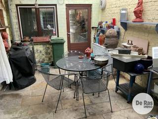 AALST - Deze charmante stadswoning bevindt zich op wandelafstand van het centrum van Aalst en combineert een warme sfeer met een verrassend ruime indeling. <br /><br />Op het gelijkvloers verwelkomt de inkomhal je met een apart gastentoilet, waarna je doorloopt naar de gezellige leefruimte met zitplaats, eetgedeelte en een knusse bibliotheekhoek. Aansluitend vind je de keuken, de douchekamer en de zonnige, zuidgerichte stadstuin — een ideale plek om in alle rust te genieten. <br /><br />Op de eerste verdieping bevinden zich twee ruime slaapkamers, een aparte dressing en een tweede badkamer met toilet. Via de vaste trap bereik je de zolderverdieping, een grote open ruimte die nog volledig naar wens kan worden ingericht: extra slaapkamer, bureau, hobbyruimte of master suite. <br />Deze gezinswoning biedt een unieke combinatie van charme, comfort en mogelijkheden, midden in de stad.<br /><br />Benieuwd? Contacteer ons kantoor!