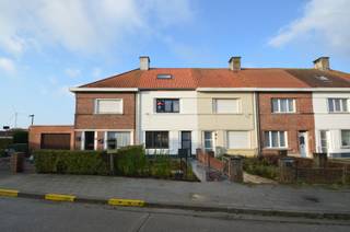 Op een rustige ligging in Zeebrugge, vlakbij het voetbalveld en met een vlotte verbinding richting centrum en haven, vinden we deze...