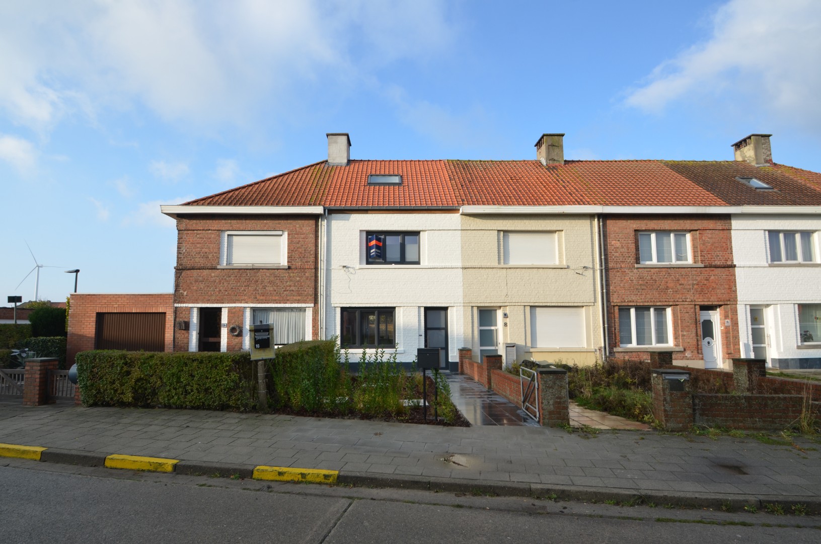 Volledig gerenoveerde woning met 3 slaapkamers en gezellig tuintje gelegen in het dorp van Zeebrugge. - foto 1