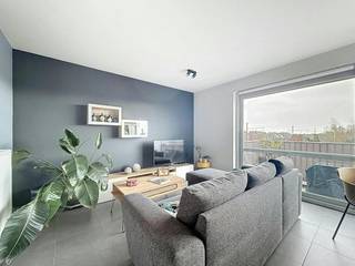 Dit goed gelegen appartement (2014) met 1 slaapkamer bevindt zich op wandelafstand van het station en centrum van Waregem. Het appartement is tot in de puntjes afgewerkt en heeft een aangenaam terras. Voor wie rustig wenst te wonen maar toch dicht bij het centrum!<br /><br />INDELING<br /><br />Inkomhal - apart toilet - lichtrijke leefruimte met open ingerichte keuken (vaatwas, spoelbak, kookplaten, dampkap, combi oven, frigo met diepvries) - ruim terras - berging - slaapkamer 1 - badkamer (lavabo - ligbad) <br /><br />ALGEMENE INFO<br /><br />- ideaal als investeringsappartement<br />- CV: aardgas<br />- zeer energiezuinig <br />- zonnescreen aanwezig<br />- verplicht aan te kopen: ondergrondse staanplaats en kelderberging: € 25.000 <br />(mogelijkheid voor elektrische wagen)<br /><br />Bent u op zoek naar een investeringsappartement dicht bij het centrum en station van Waregem, maak dan zeker uw afspraak! Isabel Lambert - isabel.lambert@dewaele.com - 0472 18 38 04<br /><br />Bestuursmaatregelen in het maatregelenregister: nee