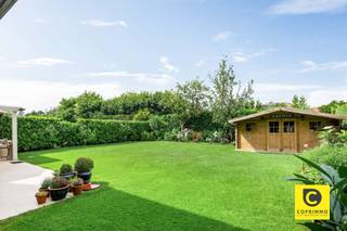 <p><span>Instapklaar gelijkvloers appartement met 2 slaapkamers, prachtige privétuin en garage in Reet</span></p><p><span> </span></p><p><span>Op zoek naar een ruim en instapklaar gelijkvloers appartement met een mooie tuin, veel privacy én een inpandige garage? Dan is dit verzorgd appartement in Reet beslist een bezoek waard.</span></p><p><span> </span></p><p><span>Gelegen in een kleinschalig en verzorgd gebouw, biedt deze woning een aangename combinatie van ruimte, comfort en rust. Met een bruikbare oppervlakte van 118 m² (volgens EPC-attest) geniet u hier van een bijzonder ruimtelijk gevoel. Bovendien beschikt het appartement over een inpandige garage met extra bergruimte en een ruime oprit waar meerdere wagens kunnen parkeren.</span></p><p><span> </span></p><p><span> </span></p><p><span>Leefruimte en keuken</span></p><p><span>De leefruimte vormt samen met de eetplaats en keuken het centrale hart van de woning. De open leef- en eetkeuken baadt dankzij de grote raampartijen in het natuurlijke licht en biedt rechtstreeks zicht en toegang tot het terras en de tuin.</span></p><p><span>De moderne keuken is volledig uitgerust met kwaliteitsvolle toestellen en afgewerkt met een verzorgde tegelwand, wat zorgt voor een frisse en tijdloze uitstraling.</span></p><p><span>Vanuit de leefruimte stapt u rechtstreeks het terras op, waar u heerlijk kunt genieten van het zicht op de tuin. Een ideale plek voor een gezellige ochtendkoffie, een ontspannen aperitief of een zomerse barbecue.</span></p><p><span> </span></p><p><span>Twee slaapkamers en badkamer</span></p><p><span>Het appartement beschikt over twee ruime slaapkamers, die elk genieten van een aangenaam zicht op de groene tuin.</span></p><p><span>De badkamer is praktisch en stijlvol ingericht en beschikt over een ruime inloopdouche, verzorgd tegelwerk en een verwarmde handdoekradiator. Het toilet bevindt zich afzonderlijk, wat zorgt voor extra comfort.</span></p><p><span> </span></p><p><span>Garage en parkeergelegenheid</span></p><p><span>Een belangrijke troef van deze woning is de inpandige garage, die naast plaats voor de wagen ook heel wat extra bergruimte biedt.</span></p><p><span>Daarnaast beschikt de woning over een ruime oprit met parkeermogelijkheid voor meerdere wagens, ideaal voor bewoners en bezoekers.</span></p><p><span> </span></p><p><span>Prachtige tuin met veel privacy</span></p><p><span>De absolute blikvanger van dit appartement is zonder twijfel de fraai aangelegde en onderhoudsvriendelijke tuin.</span></p><p><span>U geniet hier van groene gazonpartijen, verzorgde hagen en kleurrijke borders. Dankzij de aangename privacy vormt deze tuin een heerlijke plek om tot rust te komen en optimaal van het buitenleven te genieten.</span></p><p><span>Het ruime terras biedt voldoende plaats voor tuinmeubilair en een barbecue. Achteraan bevindt zich bovendien een gezellig tuinhuis, ideaal als extra bergruimte voor fietsen, tuinmateriaal of hobbybenodigdheden.</span></p><p><span> </span></p><p><span>Een unieke combinatie van ruimte en buitenbeleving</span></p><p><span>Dit gelijkvloers appartement combineert 118 m² ( cfr epc) aan wooncomfort met een prachtige privétuin, inpandige garage en ruime parkeermogelijkheden. De instapklare staat, de aangename lichtinval, airco aanwezig en de rustige buitenruimte maken dit een bijzonder aantrekkelijke woning voor wie comfortabel en gelijkvloers wil wonen.</span></p><p><span>Een ruime en verzorgde appartmeent met een uitzonderlijke tuinbeleving in het aangename Reet. Zeker een bezoek waard!</span></p><p><span> </span></p><p><span> </span></p>