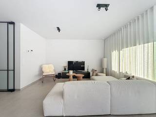 Dit appartement met grote tuin is gelegen op een top locatie in centrum Wielsbeke. Het appartement beschikt over 2 slaapkamers, een ruime tuin,...