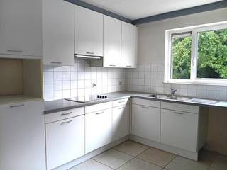 Het appartement bestaat uit een inkomhal met apart toilet, een ruime woonkamer (opp ca 29m²) met aansluitend een gedeeltelijk ingerichte keuken (opp ca 7m²) voorzien van een aparte berging.<br />Verder heeft het appartement een ruime badkamer met ligbad en er zijn 2 slaapkamers (12m², 10m²) en een 3e kamer (8m²) die als bureauruimte/dressing gebruikt kan worden en geeft toegang tot het terras achteraan.<br />Bij het appartement hoort een garagebox.<br />In de nabijheid van openbaar vervoer, scholen, winkels,.. zeker een bezoek waard!<br />Hp: 1010€ + 70€ G+ 70€ mk of een totaal van 1150€ per maand<br /><br />Bijkomende informatie:<br />epc 84kWh/m³ – label A<br />woonoppervlakte 110m² – vermelde opp is louter indicatief<br />app met 2 slpk + bureauruimte, terras en garage<br />beschikbaar 01/11/2026<br />gas, elek en water aparte meters<br />huurwaarborg 3 maanden, via Korfine<br />plaatsbeschrijving deel huurder 215€ excl 21% Btw<br />P-score C – G-score C, niet in een risicozone voor overstromingen
