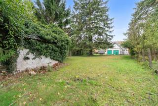 Fermette gelegen aan de rand van Ronse.Indeling : hall, wc, bureau, leefruimte-eetplaats met open haard, keuken, wasruimte-douche, dubbele...