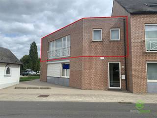 In Loksbergen, aan het voetbalplein, vinden we dit ruim en goed onderhouden appartement terug.Op wandelafstand is een kleuter- en basisschool...