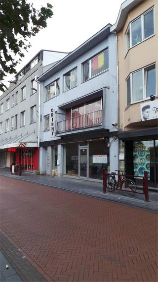 Op een strategische locatie nabij het centrum van Maasmechelen en de bruisende Pauwengraaf, biedt dit veelzijdige pand tal van mogelijkheden...