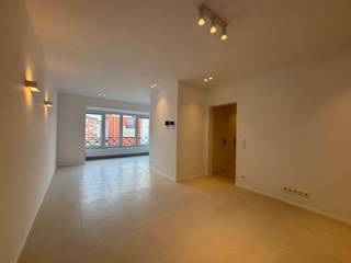 <strong>Gerenoveerd appartement met 2 slaapkamers in het centrum van Turnhout.<br /></strong><br />Het appartement bevindt zich op de tweede verdieping van een kleinschalig appartementsgebouw in het centrum van Turnhout.<br />
<p><span>Bij het binnenkomen komt u terecht in de inkomhal, die toegang biedt tot de verschillende ruimtes van het appartement. Aan de rechterzijde bevinden zich de lichtrijke leefruimte en de open keuken. De keuken is volledig uitgerust met een koelkast, vriezer, vaatwasser, oven en kookplaat en sluit mooi aan op de leefruimte.</span></p>
<p><span>Het appartement beschikt daarnaast over </span>twee slaapkamers, een moderne badkamer met inloopdouche<span>, een<strong> </strong></span>berging en een apart toilet.</p>
<p><span>Extra bergruimte is voorzien in de kelder, waar het appartement beschikt over een </span>privatieve kelderberging. Naast het gebouw bevindt zich bovendien een gemeenschappelijke fietsenstalling<span>.<br /><br />Bijzonderheden: <br />- EPC: A-label<br />- Kelderberging<br />- Gemeenschappelijke fietsenstalling <br />- Beschikbaarheid: onmiddellijk </span></p>