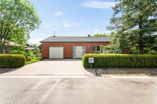 <p><span>Deze zeer goed onderhouden, gelijkvloerse woning bevindt zich op het uiteinde van een doodlopende straat in de Olmenlaan te Bonheiden, op wandelafstand van het centrum. Dankzij de uitstekende staat van onderhoud en de praktische indeling is deze woning volledig instapklaar en bovendien vrij van renovatieplicht.</span></p><p><span>De woning omvat een inkomhal, een ruime en lichtrijke leefruimte, een vernieuwde keuken en een aangename veranda met zicht op de tuin. Verder beschikt de woning over twee slaapkamers en een verzorgde badkamer uitgerust met een moderne inloopdouche. De inpandige garage zorgt voor extra comfort en bergruimte.</span></p><p><span>Buiten geniet u van een onderhoudsvriendelijke tuin waar het heerlijk rustig vertoeven is.</span></p><p><span>Een ideale woning voor wie comfortabel en zorgeloos gelijkvloers wil wonen op een rustige, doch centrale locatie.</span></p>