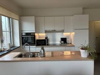 Op de tweede verdieping bevindt zich dit lichtrijke en verzorgde appartement. De leefruimte vormt het hart van de woonst en combineert een gezellige zithoek met een open, volledig uitgeruste keuken. Vanuit de leefruimte heb je rechtstreeks toegang tot het ruime terras. <br /><br />Het appartement telt verder twee slaapkamers, een apart gastentoilet en een moderne badkamer met lavabo en ligbad. Een praktische berging is eveneens aanwezig. <br /><br />Achter het gebouw is een autostaanplaats voorzien en is er een fietsenstalling beschikbaar. De nabijheid van de oprit van de E17 zorgt bovendien voor een uitstekende bereikbaarheid.<br /><br />Een ideale woonplek voor wie op zoek is naar comfort, ruimte en een vlotte verbinding.<br />Geen syndic-kosten.