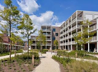 <strong>Laatste afgewerkte units beschikbaar – 6% btw mogelijk (onder voorwaarden).</strong><br /><br />Dit <strong>ruime 1-slaapkamerappartement</strong> is gelegen op de <strong>derde verdieping </strong>van <strong>De Lesselier</strong>, een hedendaags nieuwbouwproject op de historische site van het Academisch Kwartier in Lier.<br /><br />Met een woonoppervlakte van <strong>76,44 m²</strong> en een zonnig terras van maar liefst <strong>19,24 m²</strong> biedt deze woonst een uitzonderlijk evenwicht tussen binnen- en buitenruimte.<br />De leefruimte is aangenaam licht en sluit rechtstreeks aan op het royale terras, dat fungeert als een volwaardige buitenkamer. De indeling omvat verder een comfortabele slaapkamer, een stijlvolle badkamer en een praktische berging, wat zorgt voor een efficiënte en hedendaagse woonorganisatie.<br /><br />De Lesselier is een bijna-energieneutraal project en werd uitgerust met geothermische warmtepompen, vloerverwarming en energiezuinige technieken, wat resulteert in lage energiekosten en een hoog wooncomfort.<br />Dankzij deze kwaliteiten is het appartement niet alleen interessant voor eigen bewoning, maar ook bijzonder aantrekkelijk als investering.<br /><br />Gelegen in een autoluwe en groene stadsomgeving, met winkels, horeca en openbaar vervoer op wandelafstand, combineert deze woonst rust met stedelijke dynamiek.<br /><br /><strong>Interesse?</strong><br />Ontdek <strong>De Lesselier </strong>en contacteer ons via <strong>03 337 50 70</strong> of mail naar <strong>info@vbvastgoed.be</strong>.