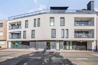 Deze moderne gelijkvloerse praktijkruimte, gelegen in een recent modern gebouw, biedt de perfecte omgeving voor uw professionele activiteiten...