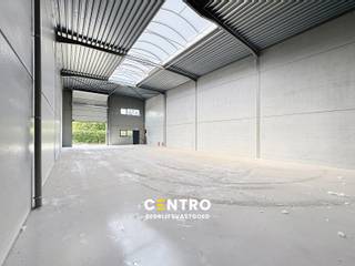 Nieuwbouw KMO-unit met een oppervlakte van 270m². Perfect gelegen op slechts 500m van de N9 en een vlotte verbinding naar de expressweg!<br /><br /><u><strong>Bijzonderheden:</strong></u><br />- Onmiddellijk beschikbaar bij akte!<br />- 6m VRIJE hoogte!<br />- Automatische sectionaalpoort + afzonderlijke toegangsdeur.<br />- Lichtstraat met rookluiken.<br />- Regenwaterpomp aanwezig.<br />- Zekeringkast aanwezig.<br />- Voldoende manoevreerruimte.<br />- Opslagruimte geschikt voor verschillende doeleinden.<br />- Polybetonvloer.<br />- Casco.<br />- Kleinere en grotere oppervlaktes beschikbaar.<br />- Inrichten van kantoorruimte is mogelijk dankzij de ramen.<br />- Tevens INTERESSANT als belegging!<br />- Mogelijkheid tot aankoop van parking.<br /><br />De loods maakt deel uit van het gloednieuwe project 'ZONE CENTRUM'. Zeer geschikt voor eigen gebruik en INTERESSANT als belegging! Aarzel niet ons te contacteren voor verdere info en/of een bezoek ter plaatse: 050/70 01 02 - nicolas@centro.be.