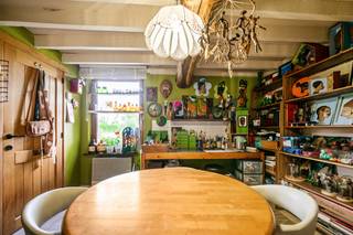 Op een fantastische locatie te Duffel bevindt zich deze karaktervolle woning met mogelijkheid tot 5 slaapkamers op een perceel van 2189m². U geniet hier van een uitstekende ligging in een groene omgeving, met een schitterende bereikbaarheid.<br /><br />We betreden de woning via de inkomhal waarlangs we de gelijkvloerse slaapkamer en de leefruimte bereiken. De authentieke leefruimte kan worden ingericht met een gezellige zithoek en aparte eetplaats. Aangrenzend bevindt zich de keuken dewelke is voorzien van de voornaamste toestellen. Via de keuken heeft u daarnaast ook toegang tot de veranda en het goed georiënteerde terras en de ruime tuin. De kelder, dewelke ook toegankelijk is via de keuken biedt overigens extra stockageruimte. Verder vinden we op de gelijkvloerse verdieping de badkamer terug met dubbele lavabo, douche en toilet. Via de nachthal op de eerste verdieping bereiken we 4 ruime slaapkamers. Tot slot beschikt deze woning nog over een ruime garage. In de ruime tuin met twee bijgebouwen en terras kan u steeds in alle rust en privacy genieten van het mooie weer.<br /><br />Dit is een fantastische opportuniteit als u op zoek bent naar een charmante woning met mogelijkheid tot 5 slaapkamers op een schitterende groene locatie te Duffel. Contacteer ons op het nummer 0479 13 63 69 voor meer informatie of via info@boonstravastgoed.be<br /><br />Bijzonderheden:<br />- Perceel van 2189m²<br />- Uitstekende, groene ligging<br />- Mogelijkheid tot 5 slaapkamers