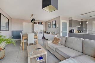 Ben je op zoek naar een instapklaar appartement dat baadt in het licht en beschikt over aangename buitenruimtes? Dan is dit appartement op de...