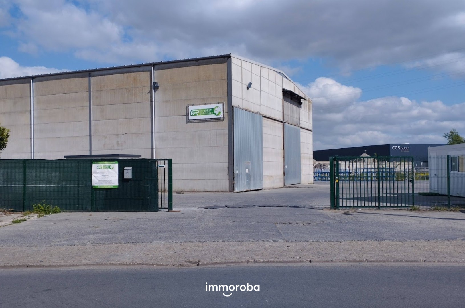 Loods ( 2250m²) met ruime buitenopslag te Sint-Eloois-Vijve - foto 1