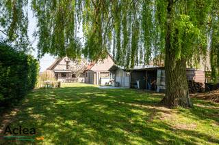 Bent u op zoek naar een woning met karakter, ruimte en rust, omringd door groen én met een sublieme oriëntatie? Dan is deze charmante villa in landelijke stijl, gelegen op een uitzonderlijk rustige locatie in Assenede, precies wat u zoekt. Deze karaktervolle woning werd in 1993 opgetrokken met oog voor authenticiteit. De landelijke architectuur wordt versterkt door warme materialen, rustieke elementen zoals zichtbare houten balken en een uitnodigende open haard die meteen een gevoel van thuiskomen oproept.<br /><br />Met een bewoonbare oppervlakte van maar liefst 221 m² beschikt deze villa over een royale indeling. De leefruimte van maar liefst 73 m² baadt in het licht en biedt tal van mogelijkheden om in te richten naar uw eigen woonstijl. De open haard vormt het gezellige hart van de woonkamer – perfect voor knusse avonden met familie of vrienden.<br />De woning beschikt over drie zeer ruime slaapkamers, elk met voldoende lichtinval en ruimte voor een comfortabele inrichting. Ideaal voor gezinnen of wie graag een bureau of hobbykamer voorziet.<br /><br />Het perceel is prachtig georiënteerd op het zuidwesten, wat betekent dat u de hele dag door kan genieten van zonlicht op uw terras of in de tuin. De groene omgeving en het weidse uitzicht creëren een ongeëvenaarde rust en privacy.<br /><br />Naast de woning bevindt zich een aparte garage van 60 m² – een absolute troef voor wie extra bergruimte zoekt, een werkatelier wenst of als zelfstandige nood heeft aan een aparte werkruimte.<br /><br />Enkele troeven:<br />- Een villa in authentieke landelijke stijl<br />- Bewoonbare oppervlakte van 221 m²<br />- Riante woonkamer van 73 m² met open haard<br />- 3 ruime slaapkamers<br />- Apart garagegebouw van 60 m²<br />- Zuidwest georiënteerd perceel in een groene, rustige omgeving<br />- Absolute privacy en landelijke charme<br />- Energiezuinig (B-label), dankzij de zonnepanelen en zonneboiler<br /><br />De woning is vrij bij akte  <br /><br />Laat u betoveren door de rust, het karakter en de ruimte van deze unieke eigendom in Assenede.<br /><br />Contacteer ons voor een bezoek ter plaatse!<br />09/377 31 77