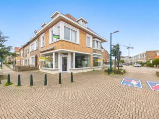 Hoekwoning met 3 woonunits in het centrum van De Panne<br /><br />In de Adinkerkelaan 6 te De Panne bevindt zich deze interessante gesloten hoekbebouwing met tal van mogelijkheden. Dit eigendom bestaat uit een handelsgelijkvloers met garage / fietsenberging en drie afzonderlijke woonunits, ideaal als investering of combinatie wonen/werken. Gelegen in het centrum en op slechts 1300 meter van zee geniet u hier van een vlotte bereikbaarheid en een uitstekende ligging.<br /><br />De woning, gebouwd in 1951, is instapklaar en heeft een bewoonbare oppervlakte van ca. 235 m² op een perceel van 140 m². Elke unit beschikt over een eigen CV-installatie op aardgas, PVC-ramen met dubbele beglazing en een praktische indeling.<br /><br />Indeling:<br />Op het gelijkvloers bevindt zich een ruime handels- of kantoorruimte (±61 m²), een niet-geïnstalleerde keukenruimte, sanitair met twee toiletten en een garage met kantelpoort. De gemeenschappelijke inkomhal voor de appartementen bevindt zich langs de zijkant van het gebouw.<br /><br />De eerste verdieping omvat twee appartementen. Beide units beschikken over een leefruimte, keuken, badkamer met douche en toilet en een slaapkamer.<br /><br />Op de tweede verdieping bevindt zich een derde appartement met leefruimte, keuken met eetplaats, badkamer en slaapkamer. Via de trapzaal is ook de geïsoleerde zolderruimte bereikbaar.<br /><br />Troeven:<br /><br />- Opbrengsteigendom met 3 units + handelsgelijkvloers<br />- Centrale ligging nabij winkels, openbaar vervoer en zee<br />- Conforme elektriciteit <br />- Afzonderlijke verwarming per unit<br />- Garage inbegrepen<br />- EPC-label E (422 kWh/m² jaar)<br /><br />Kortom, een veelzijdige eigendom met interessante verhuurmogelijkheden of ruimte voor eigen invulling in het hart van De Panne.<br />Ref. NI24634